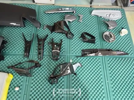 페라리488스파이더 플라스틱 끈적임 및 멜팅현상 버튼복원 및 카본수전사 고광도코팅처리 우수한내구성을 자랑하는 아우라커스텀 / 오산시 누읍동