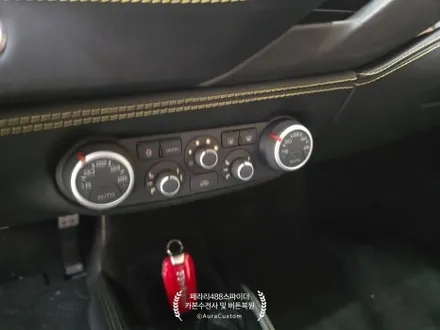 페라리488스파이더 플라스틱 끈적임 및 멜팅현상 버튼복원 및 카본수전사 고광도코팅처리 우수한내구성을 자랑하는 아우라커스텀 / 오산시 누읍동