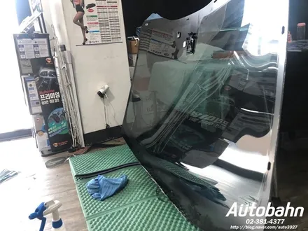 전면유리교환 사고수리 자차처리 유리교환 정품전면유리교환 시공 더뉴카니발 수입차 전면유리 교체시공 아우토반에서 받으세요!! / 고양시 삼송동