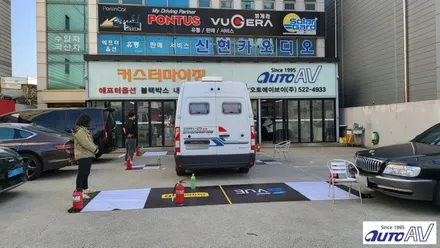 르노 마스터 어라운드 뷰(서라운드 뷰) 장착으로 캠핑카 주차를 편리하게 합니다.