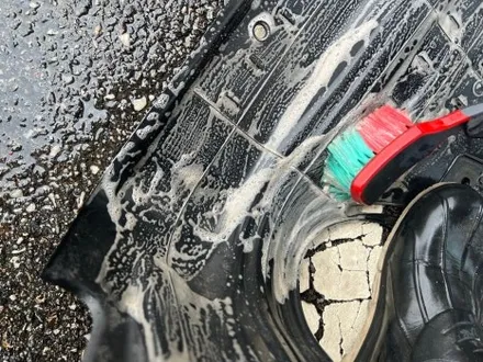 카니발 하부세차 후에도 냄새가 난다면 언더커버 탈거 축사 오물 제거 특수세차로 완벽하게 / 경기 김포