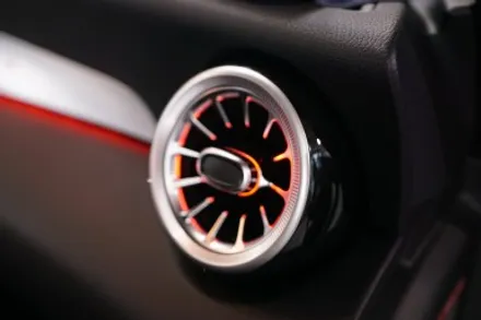 벤츠 W205 C클래스 컨버터블 20년식 차량에 순정엠비언트 연동 송풍구 그리고 부메스터 커버 장착했습니다! / 벤츠 / C-클래스 W205 / 서울 중랑구