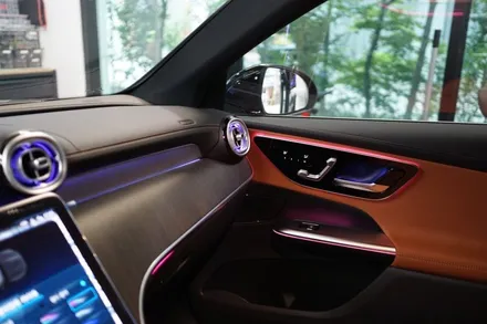 벤츠 25년식 W254 GLC, 순정형 엠비언트 업그레이AMG 세로그릴 시공으로 실내,외관 모두 업그레이드! / 서울 중랑