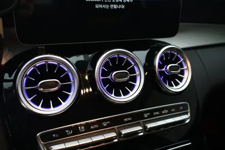 벤츠 21년식 페리 W205 C클래스 순정형 엠비언트와 멀티컬러 코딩~! 엠비언트 송풍구도 함께 작업 했어요! / 중랑, 동대문, 광진구, 성동구