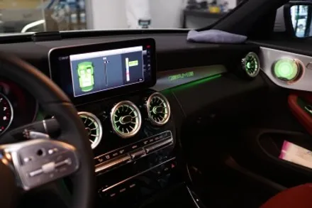 벤츠 W205 C클래스 컨버터블 20년식 차량에 순정엠비언트 연동 송풍구 그리고 부메스터 커버 장착했습니다! / 벤츠 / C-클래스 W205 / 서울 중랑구