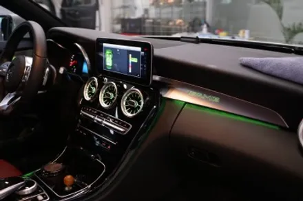 벤츠 W205 C클래스 컨버터블 20년식 차량에 순정엠비언트 연동 송풍구 그리고 부메스터 커버 장착했습니다! / 벤츠 / C-클래스 W205 / 서울 중랑구