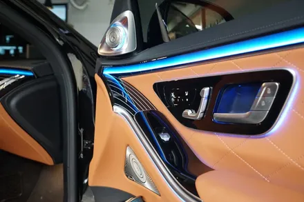 벤츠 W223 S400D 순정4D부메스터 전동스피커, 숏바디전용 피아노라커트림  그리고 액티브엠비언트까지 완벽한 조합! / 중랑, 동대문, 광진구, 성동구