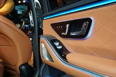 벤츠 W223 S400D 순정4D부메스터 전동스피커, 숏바디전용 피아노라커트림  그리고 액티브엠비언트까지 완벽한 조합! / 중랑, 동대문, 광진구, 성동구