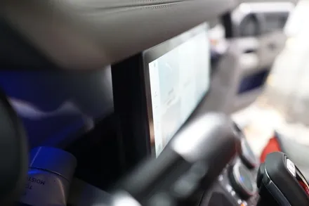 랜드로버 20년식 디펜더의 말도안되는 모니터를 신형디펜더모니터로 만들어 드렸습니다! feat. 안드로이드시스템은 서비스! / 서울 중랑
