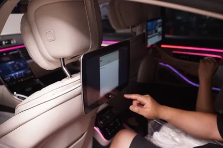 벤츠 W223 24년식 S클래스!  피아노트림부터 액티브엠비언트 그리고 순정스타일 리어모니터까지 시공했어요! / 중랑, 동대문, 광진구, 성동구