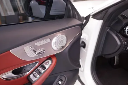 벤츠 W205 C클래스 컨버터블 20년식 차량에 순정엠비언트 연동 송풍구 그리고 부메스터 커버 장착했습니다! / 벤츠 / C-클래스 W205 / 서울 중랑구