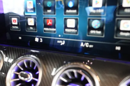 벤츠 20년식 CLS 400D 순정시스템 완벽연동! 안드로이드OS 시스템과 AMG 풀카본 핸들 시공해드렸습니다! / 서울 중랑