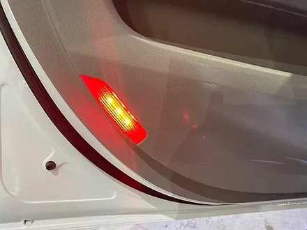 더뉴카니발 9인승 신차탁송_11자 통합 레일 / 오르간 페달 / 1,2열 led 도어스커프 / 레인보우 썬팅 외 시공입니다. / 오산 외삼미동