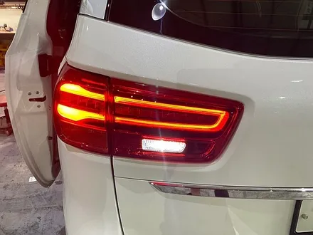 더뉴카니발 9인승 신차탁송_11자 통합 레일 / 오르간 페달 / 1,2열 led 도어스커프 / 레인보우 썬팅 외 시공입니다. / 오산 외삼미동