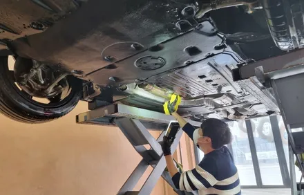 BMW420i 특수 하부 클리닝 - 머플러 비닐 달라붙어 타는 냄새 / 경기 고양