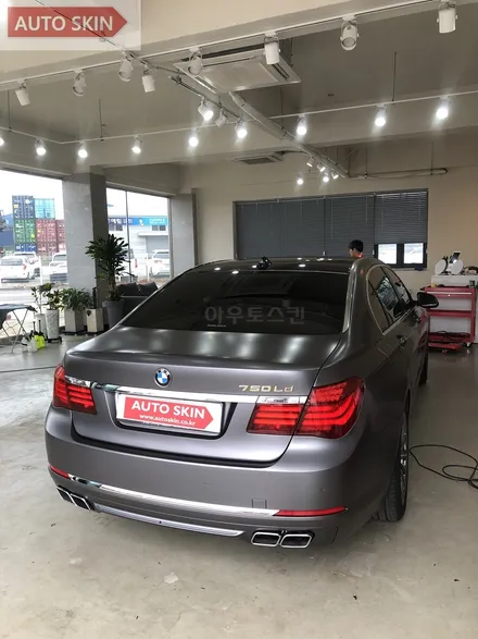 광주랩핑 bmw7시리즈 에이버리슈프림 사틴그레이메탈릭 전체랩핑,엠블럼골드플레이팅 시공 [광주카스킨,광주7시리즈랩핑,아우토스킨] / 광주 광산구 도천동