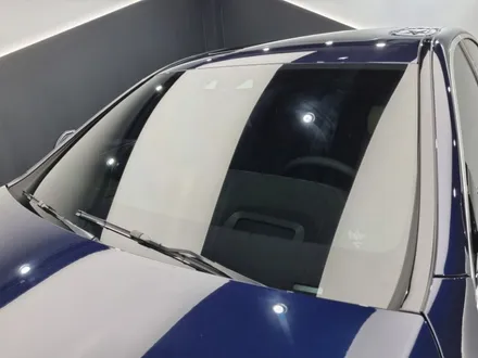 벤츠E220d 메탈릭 카반사이트 블루~ 루마썬팅 신차패키지로 벤츠의 격을 살렸습니다.
