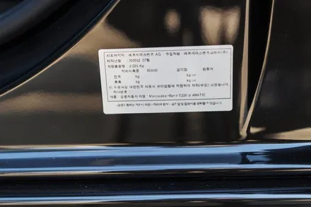 벤츠 E클래스(W213) 앞 /뒤 모든 좌석에 통풍시트를 달아주었습니다.