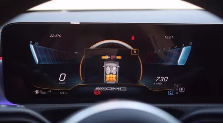 벤츠 CLA45 AMG(C118) 어라운드뷰/ 통풍시트/ 전동트렁크 옵션을 추가해 주었습니다. 순정 HUD, 어질리티 셀렉트 버튼은 구경만!