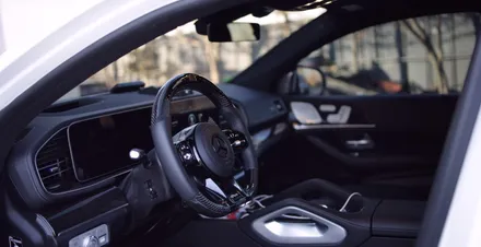 벤츠 GLE 400d 모델의 AMG 튜닝 끝판왕! 배기를 머플러에 맞게 연장해주었습니다. 순정 AMG 도어 스커프 W167