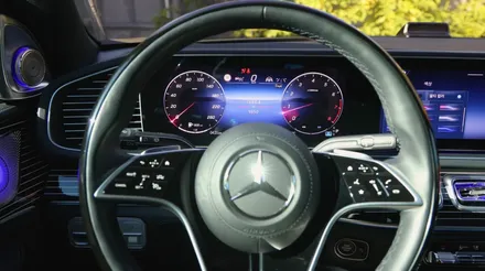 벤츠 GLS X167 마이바흐 감성 완성하는 썬루프 엠비언트 적용