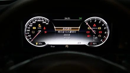 벤츠 C클래스(W205) 17년식 모델에 디지털계기판을 장착해 주었습니다!