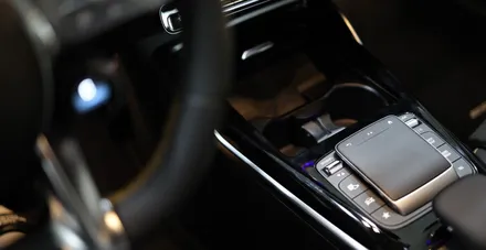 벤츠 CLA 45AMG 센터 콘솔 덮개형이 있다는거 알고 계셨나요 !? 무선충전기 추가! C118
