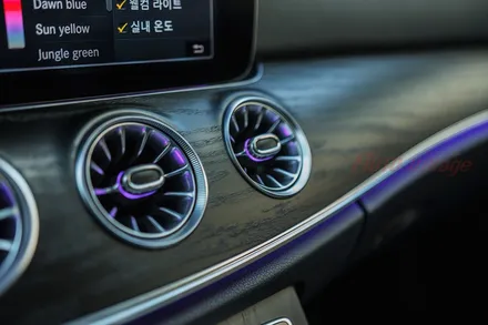 E클래스 카브리올레 엠비언트 송풍구에도 컬러풀하게~