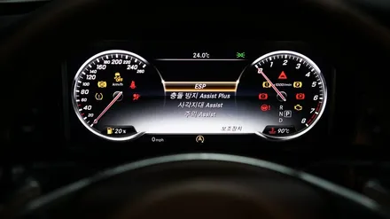 벤츠 C클래스(W205) 17년식 모델에 디지털계기판을 장착해 주었습니다!
