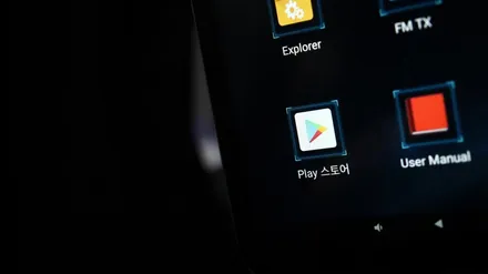 벤츠 E클래스(W213) 뒷 좌석에 아이가 탄다면 !? 리어모니터 Q125 장착해보세요!