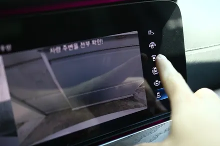 벤츠 E250(W213) 익스클루시브 모델에 순정 어라운드뷰 옵션을 추가해 주었어요. E클래스