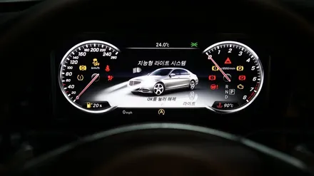 벤츠 C클래스(W205) 17년식 모델에 디지털계기판을 장착해 주었습니다!