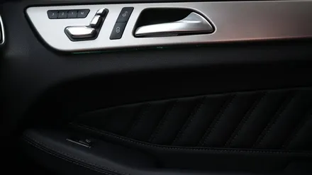 벤츠 GLE350d(W166) 18년식 12색 엠비언트 코딩으로 확장! 통풍시트도 함께 작업해 주었습니다.