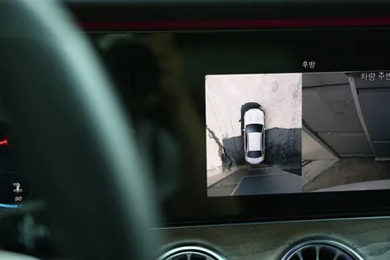 벤츠 E250(W213) 익스클루시브 모델에 순정 어라운드뷰 옵션을 추가해 주었어요. E클래스