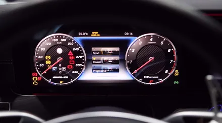 벤츠 E클래스(W213) 까브리올레 와이드콕핏/AMG 퍼포먼스/디슽트로닉 전면 로고/ 미드레인지 부메스터 커버/ 멀티컬러 코딩
