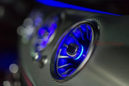 벤츠 E300 세단의 송풍구 엠비언트 순정 레트로핏 튜닝.