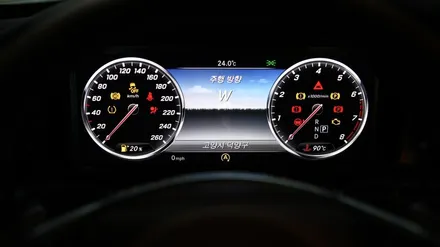 벤츠 C클래스(W205) 17년식 모델에 디지털계기판을 장착해 주었습니다!