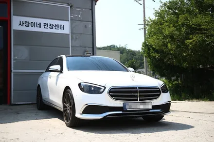 벤츠 E250(W213) 익스클루시브 모델에 순정 어라운드뷰 옵션을 추가해 주었어요. E클래스
