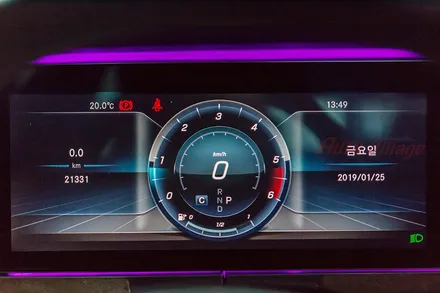벤츠 E클래스 W213세단 E220d 와이드콕핏 장착. 달라진 비쥬얼