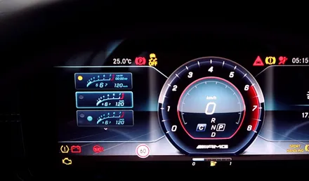 벤츠 E클래스(W213) 까브리올레 와이드콕핏/AMG 퍼포먼스/디슽트로닉 전면 로고/ 미드레인지 부메스터 커버/ 멀티컬러 코딩