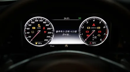 벤츠 C클래스(W205) 17년식 모델에 디지털계기판을 장착해 주었습니다!
