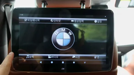 BMW X7 순정 리어모니터 소켓 활용 – 사제 안드로이드 모니터 ‘플러그 앤 플레이’ 설치법