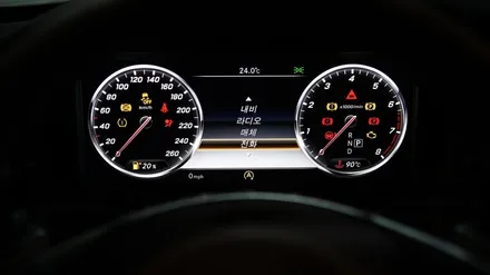 벤츠 C클래스(W205) 17년식 모델에 디지털계기판을 장착해 주었습니다!