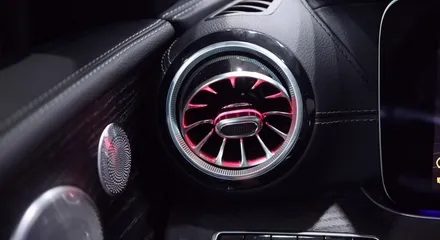벤츠 E클래스(W213) 까브리올레 와이드콕핏/AMG 퍼포먼스/디슽트로닉 전면 로고/ 미드레인지 부메스터 커버/ 멀티컬러 코딩