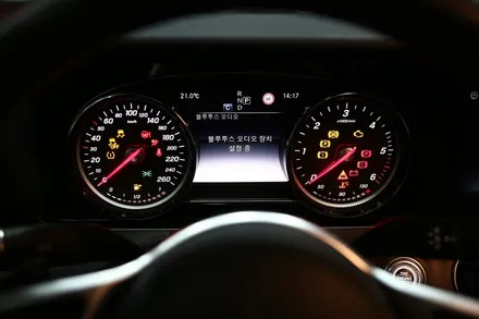 벤츠 E클래스(W213) 리어모니터 Q125 모델로 장착해주기!