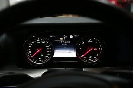 벤츠 E220 d(W213) 16년식 모델에 와이드콕핏 리퍼제품으로 장착해 주었습니다. 송풍구 엠비언트와 함께 실내를 화려하게 만들어보세요.