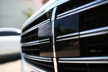 벤츠 E250(W213) 익스클루시브 모델에 순정 어라운드뷰 옵션을 추가해 주었어요. E클래스
