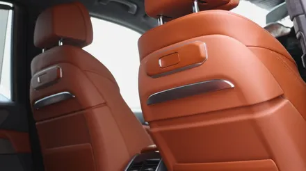 BMW X7 순정 리어모니터 소켓 활용 – 사제 안드로이드 모니터 ‘플러그 앤 플레이’ 설치법