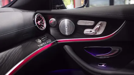벤츠 E클래스(W213) 까브리올레 와이드콕핏/AMG 퍼포먼스/디슽트로닉 전면 로고/ 미드레인지 부메스터 커버/ 멀티컬러 코딩
