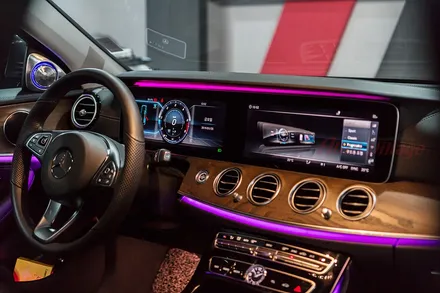 벤츠 E클래스 W213세단 E220d 와이드콕핏 장착. 달라진 비쥬얼